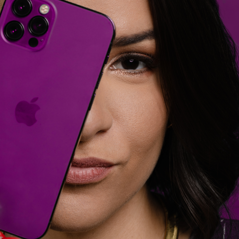 Mulher segurando celular