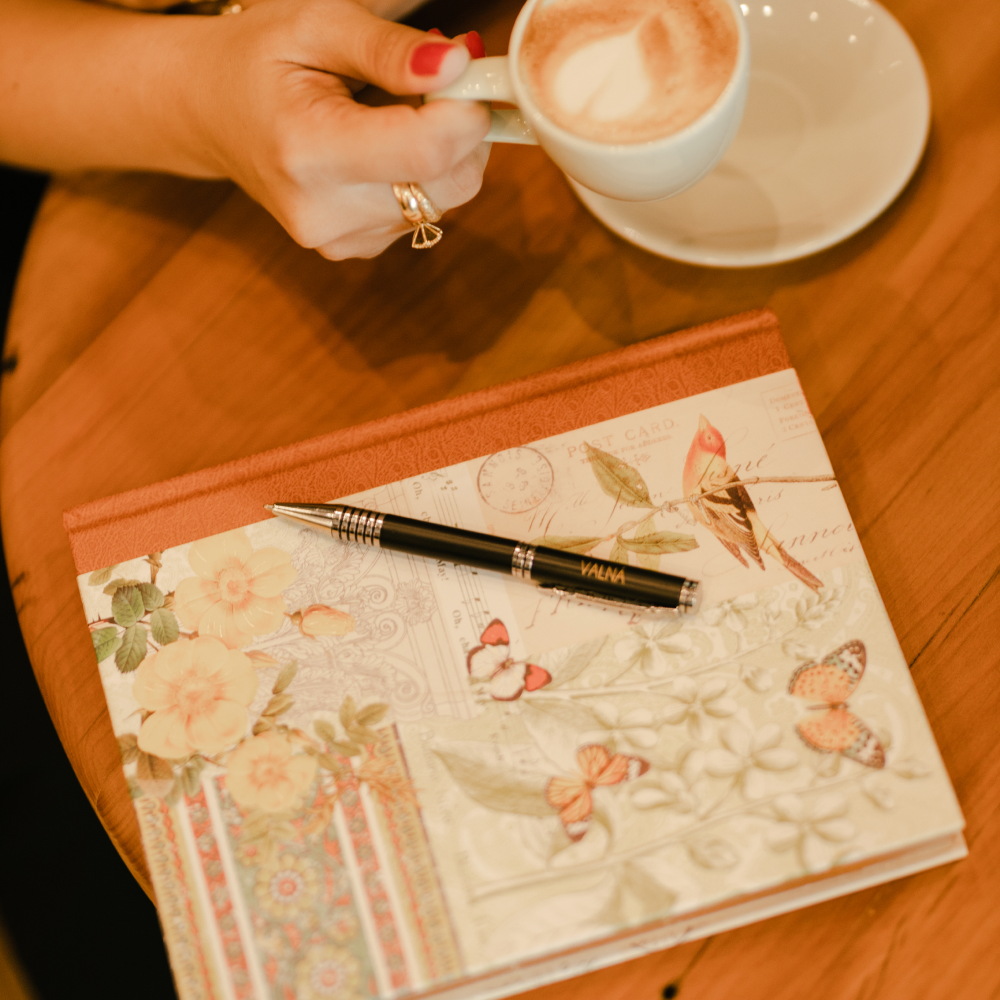 Mulher de blazer rosa